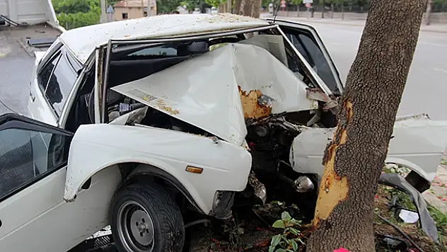 Hurdaya dönen araçtan yaralı olarak kurtuldu