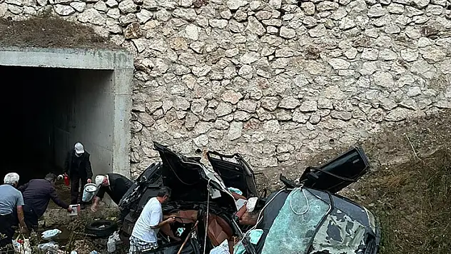 Hurdaya dönen otomobil iki kişiye mezar oldu