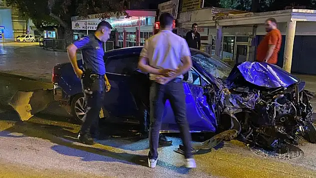 Hurdaya dönen otomobilden burunları kanamadan çıktılar! 