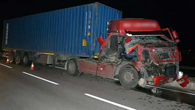 Hurdaya dönen TIR'dan yara almadan çıktı