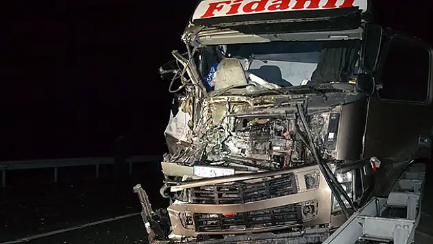 Hurdaya dönen tırdan yara almadan kurtuldu