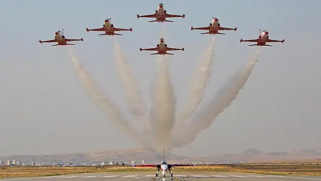 HÜRJET, Türk Yıldızları ile tarihi uçuşa imza attı
