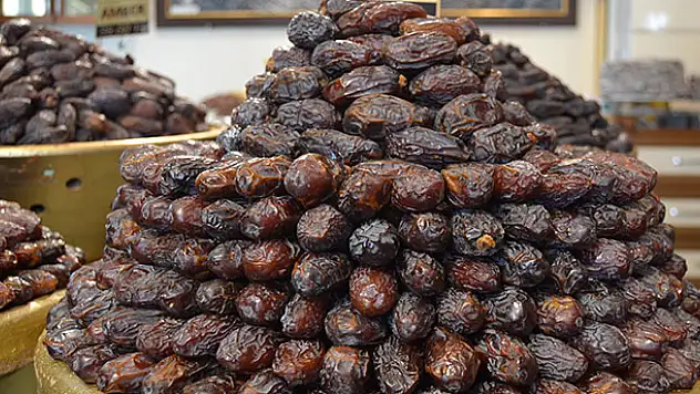Hurmalar tezgahları süslemeye başladı