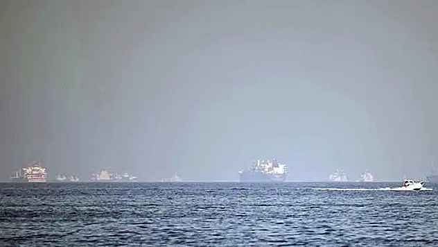 Hürmüz Boğazı'nda bir konteyner gemisinin 'bilinmeyen' bir cisimden hasar gördüğü bildirildi