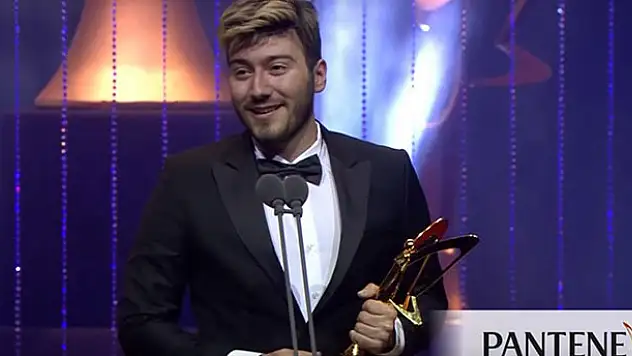 Hürriyet Enes Batur'dan Altın Kelebek ödülünü geri aldı!