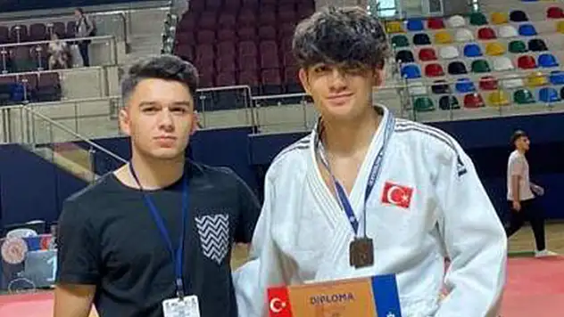 Hüseyin Özkan üçüncü oldu