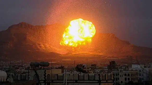 Husilere ait silah depoları bombalandı