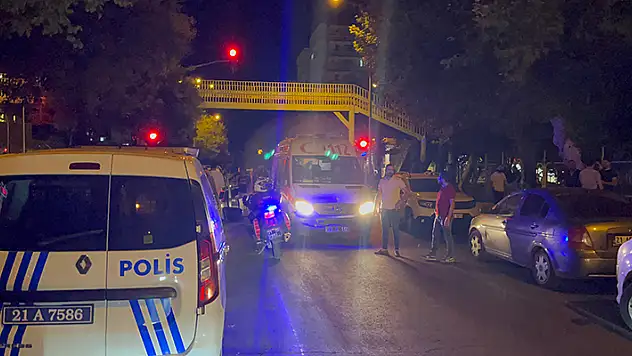 Husumetli ailelerin silahlı kavgasında biri yaralı 6 kişi yakalandı bir evin kundaklandığı mahallede önlem alındı
