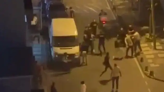 Husumetli iki aile arasında kavga: 4 polis 1 bekçi yaralandı 
