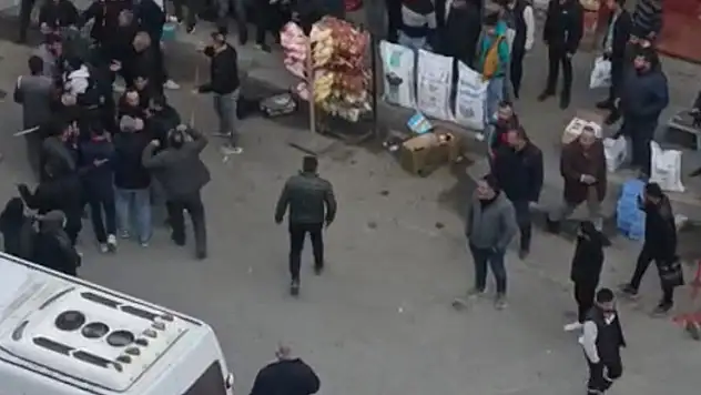 Husumetli iki aile sokak ortasında birbirine girdi: Silah sesleri mahalleyi ayağa kaldırdı