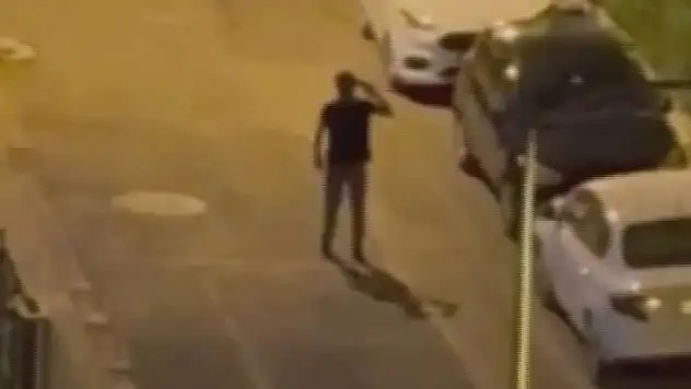 Husumetlisini vuran çocuk, gözaltına alınmamak için başına silah dayadı
