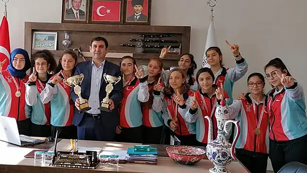 Hüyük Belediye Başkanı Çiğdem, Konya şampiyonu filenin sultanlarını kabul etti