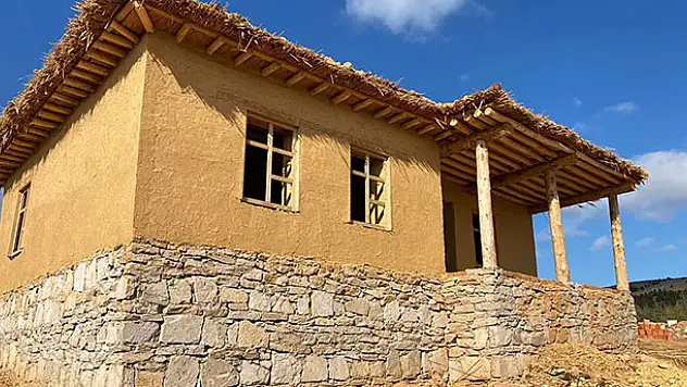 Hüyük'te Gençlik ve Tarım Kampı'ndaki kerpiç evlerde sona doğru