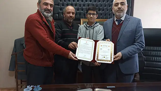 Hüyük'te hafızlık tespit sınavında başarılı olan lise öğrencisine belgesi verildi

