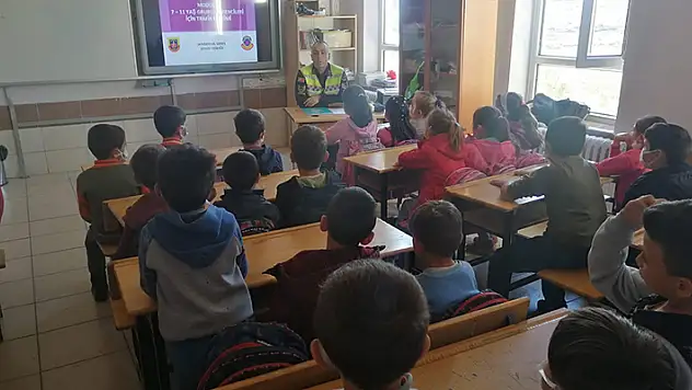 Hüyük'te jandarmadan öğrencilere trafik güvenliği eğitimi

