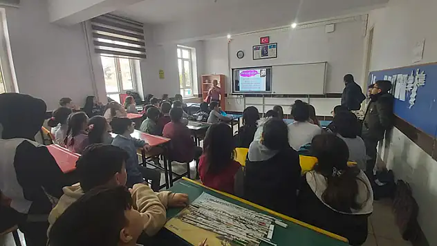 Hüyük'te ortaokul öğrencilerine diş sağlığı eğitimi verildi 