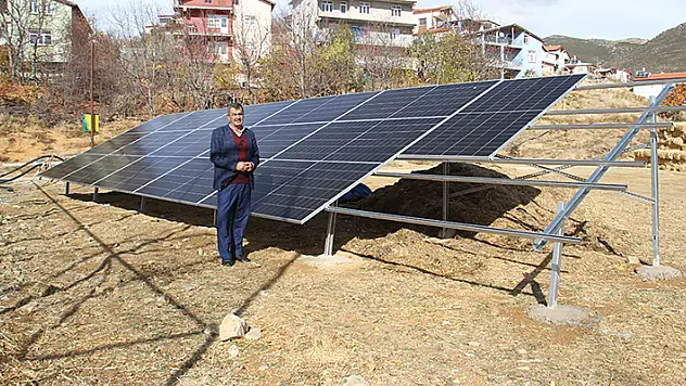 Hüyük'te suyu boşalan gölete çilek üreticisinin ihtiyacı olan su güneş enerjisiyle aktarılıyor
