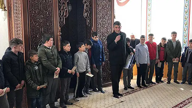 Hüyük'te yarıyıl tatilinde namazlarını camilerde kılan öğrencilere ödül