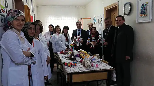 Hüyüklü kadınlar yazın çilek yetiştirip, kışın yün bebek örecek