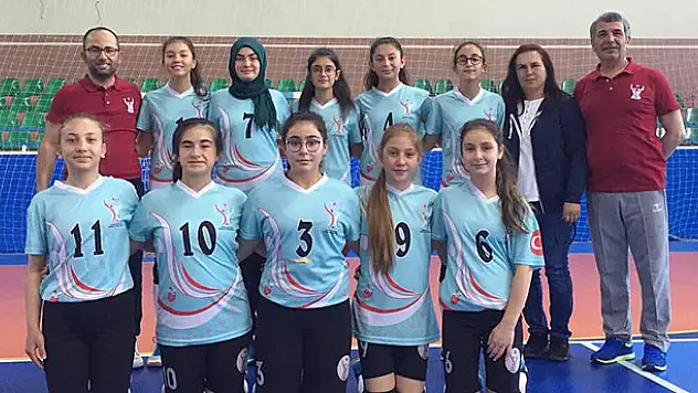 Hüyüklü kız voleybolcuların final sevinci