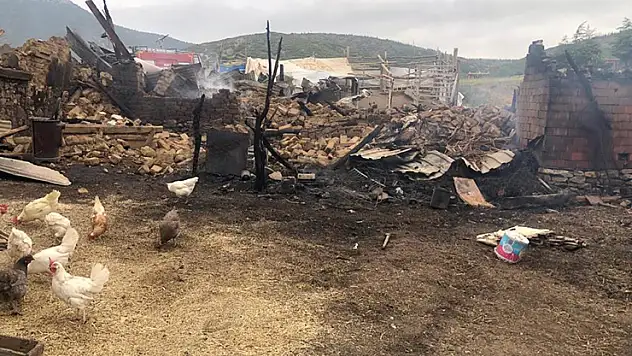 Hüyük'te çıkan yangında bir ev ve ahır kül oldu