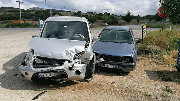Hüyük'te otomobil ile hafif ticari araç çarpıştı: 2 yaralı