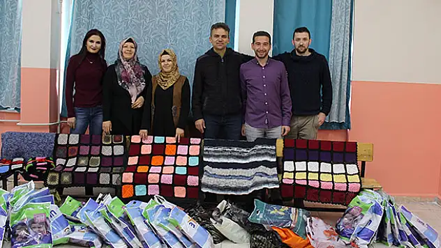 Huzurevi sakinlerine 'Sevgi' battaniyeleri