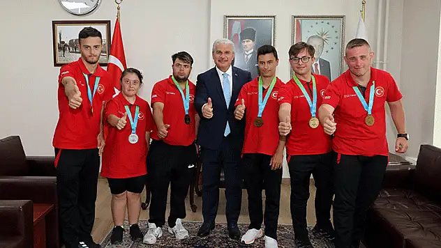 İbrahim Akın, şampiyon özel sporcuları makamında ağırladı