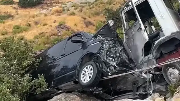 İbrahim Tatlıses, Bodrum'da geçirdiği trafik kazasında araçta sıkıştı