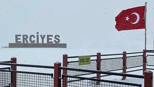 İç Anadolu'nun zirvesi Erciyes'te kar etkili oluyor