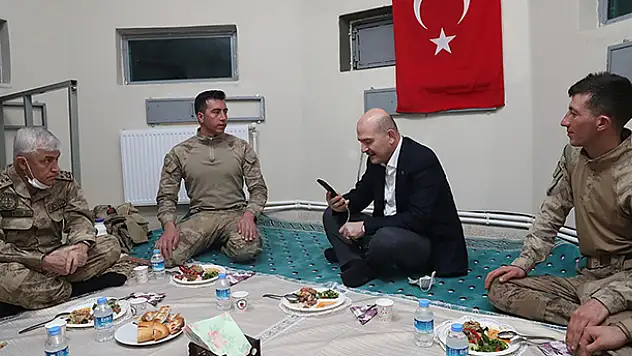 İçişleri Bakanı Soylu yeni yıla Belbuka kalekol üs bölgesindeki askerlerle girdi