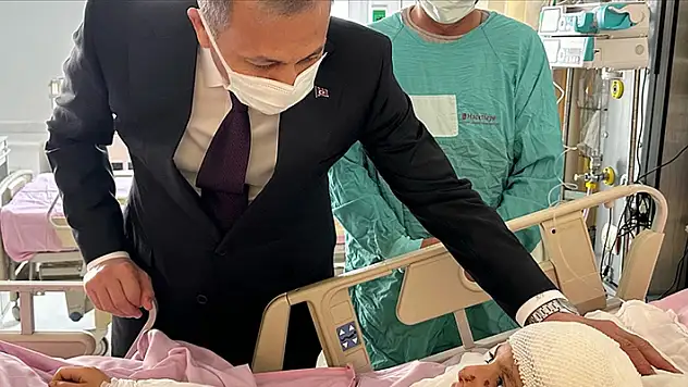 İçişleri Bakanı Yerlikaya, Ankara'da sahipsiz köpeklerin saldırdığı Tunahan'ı ziyaret etti
