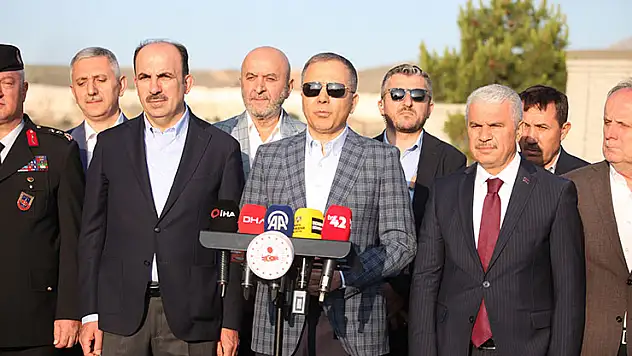 İçişleri Bakanı Yerlikaya bayram namazını Konya'da kıldı