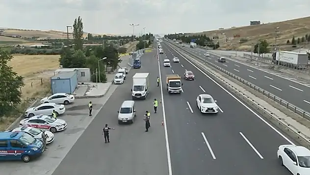 İçişleri Bakanı Yerlikaya, bir haftalık trafik denetimi verilerini açıkladı: 2 milyon 526 bin 729 araç denetlendi
