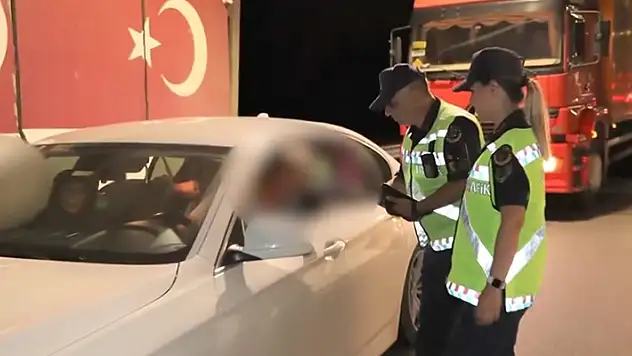 İçişleri Bakanı Yerlikaya: Emniyet ve jandarma trafik ekiplerince, 8-15 Ağustos'ta 1 milyon 971 bin 985 araç denetlendi

