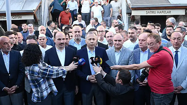 İçişleri Bakanı Yerlikaya, Konya'da vatandaşlarla bayramlaştı
