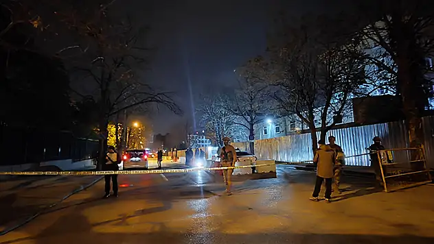 İçişleri Bakanlığı önünde 'dur' ihtarına uymayan sırt çantalı şüpheli vurularak etkisiz hale getirildi 

