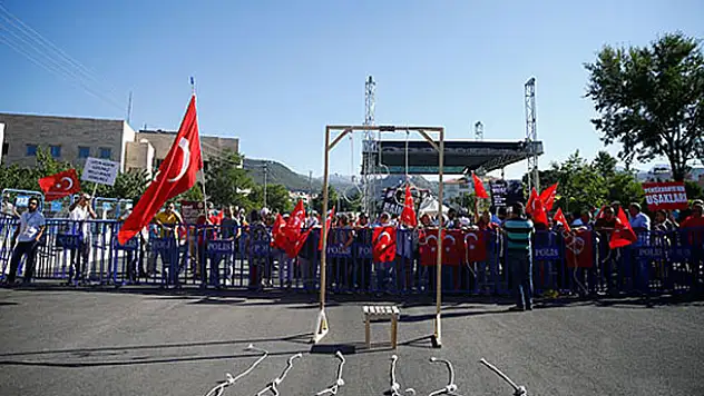 İdam sehpalarıyla protesto ettiler