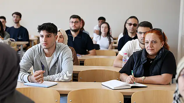 İddia üzerine üniversiteyi kazanan hala yeğeniyle rekabeti aynı sınıfta devam ettirecek
