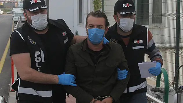 İddianameye göre Ceyhan Belediye Başkanı Kadir Aydar 300 bin dolar rüşvet aldı, ailesinin otel parasını bile ödetti