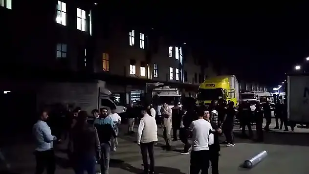 İflas eden mobilya firmasının önüne tırlarla gelen alacaklılar, eşyaları yağmalamaya çalıştı
