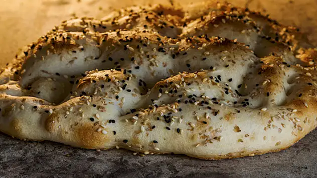 İftar sofralarının vazgeçilmez lezzeti: Evde kolayca yapabileceğiniz Ramazan pidesi tarifi!