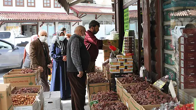 İftar sofralarının vazgeçilmezi hurma ilgi görüyor
