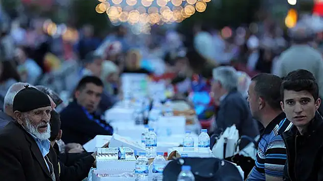 İftar sofrasına en erken Hakkarililer, en geç Edirneliler oturacak