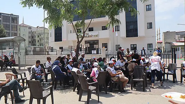 Iğdır Belediyesinin iş akdine son verdiği 204 işçi eylemlerini sürdürüyor
