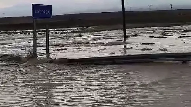 Iğdır'ın köylerini dolu ve sağanak vurdu ulaşım aksadı
