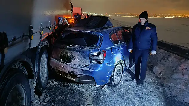 Iğdır'da karlı yolda kayan otomobil tıra çarptı: 1 ölü, 1 yaralı

