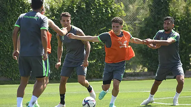 İH Konyaspor topbaşı yapıyor 