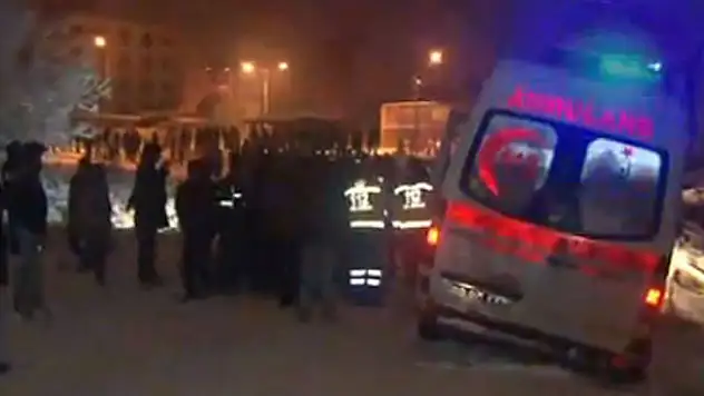 İhbara giden polis yolda kayan gençlere çarptı!