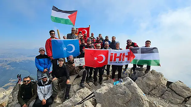 İHH Konya arama kurtarma ekibi, Filistin için Dedegül Zirvesi'ne tırmandı
